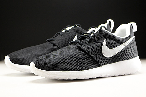 Nike Roshe One GS Black Metallic Silver White Seitendetail