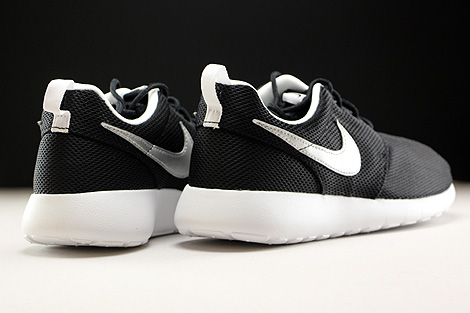 Nike Roshe One GS Black Metallic Silver White Rueckansicht