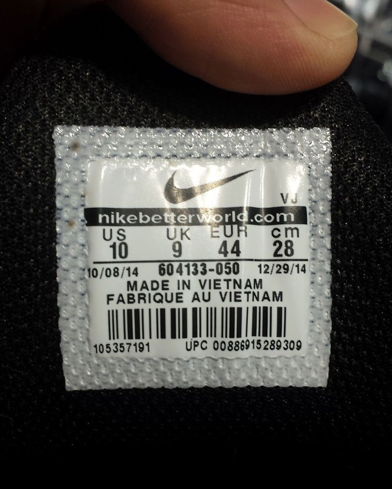 Origineel Nike size tag aan de binnenkant van een sneaker